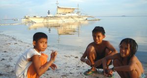 Kids Philippinen am Strand